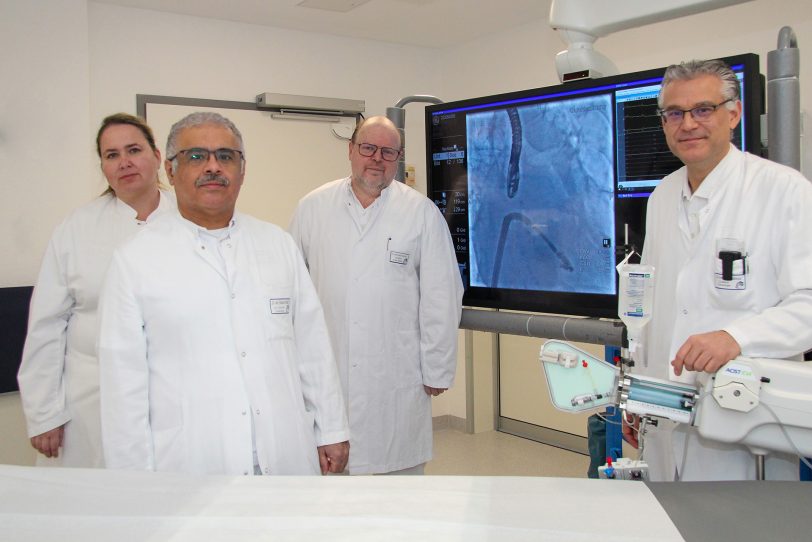 Chefarzt Dr. Ali Halboos (re.) mit seinem oberärztlichen Team (v.li.) Dr. Michaela Preuß, Dr. Bassam Humaid und Dr. Martin Simons im Herzkatheterlabor des EvK Herne.