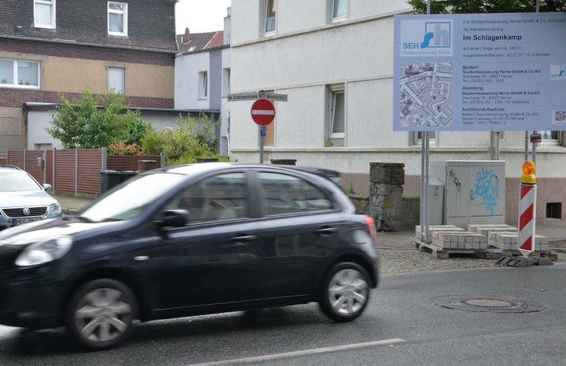 Schilder erklären die Kanalbau-Arbeiten am Schlagenkamp.