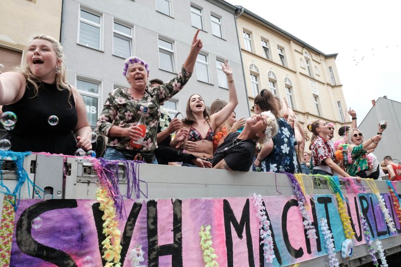 Kirmes-Umzug 2019: Ohne Zwischenfälle erreichten die Feiernden die Bühne vor der Christuskirche.