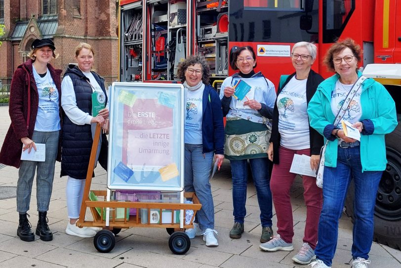 An der Info-Aktion zum Welthospiztag waren Paulina Kornas, Irina Jaropud, Karin Leutbecher, Anja Schröder, Karola Rehrmann und Angelika Severin mit dem Bollerwagen in der City unterwegs.