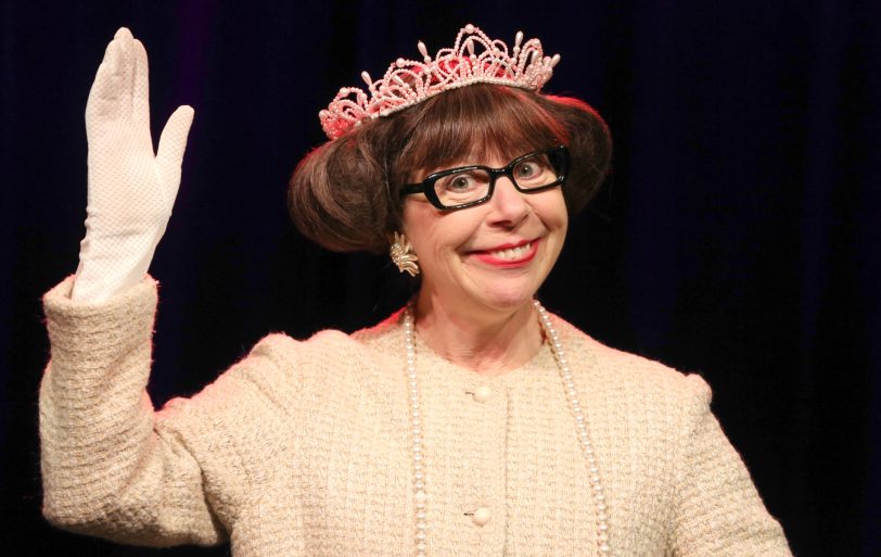 Krissie Illing ringt mit den Widrigkeiten des Alltags – beispielsweise als schonungslose Verkörperung Ihrer Königlichen Hoheit, der Queen.
