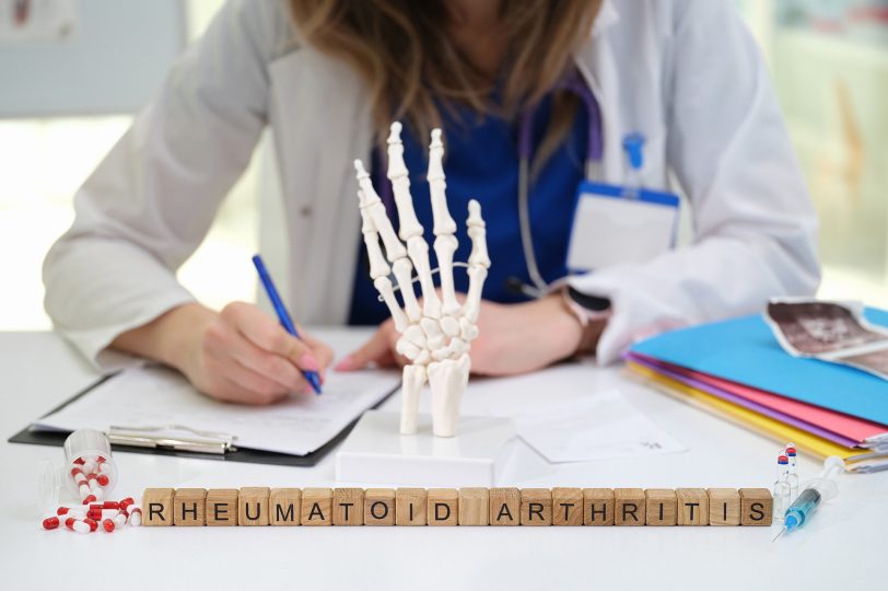 Rheumatoide Arthritis ist eine Autoimmunerkrankung, bei der das eigene Abwehrsystem die Innenhaut der Gelenke angreift und zu Schmerzen, Gelenkschwellungen und Einschränkungen der Beweglichkeit führt.