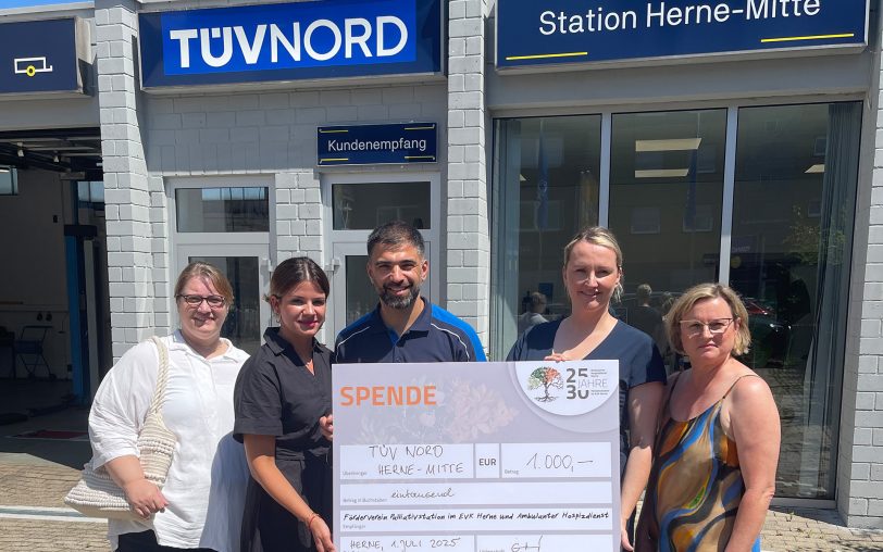 Die Sonne strahlt, alle anderen auch: Zur Scheckübergabe trafen sich (v.li.) Nadine Kolpatzik (Stationsleitung Palliativstation), Romina und Ömer Kaleoglu (TÜV-Station Herne-Mitte), Dr. Katja Vogelsang (Ärztliche Leitung Palliativzentrum) und Cornelia Riebensahm (stellv. Stationsleitung Palliativstation).