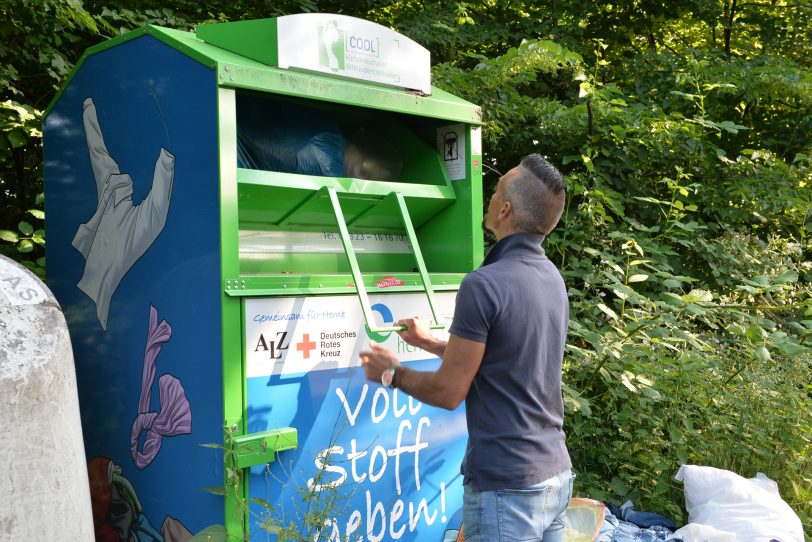 Stefan Schröder kontrolliert, ob der Container voll oder leer ist.