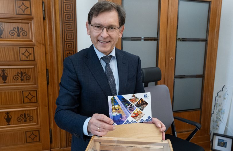 OB Dr. Frank Dudda hat in die Lostrommel gegriffen. Nun stehen die Besucher für den Neujahrsempfang fest.