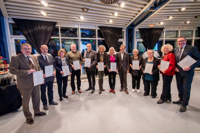 Baum und Urkunde für 25-jähriges Engagement.