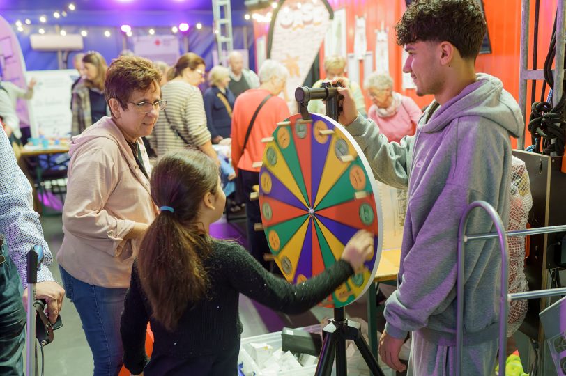 Der Markt der Möglichkeiten 2025, organisiert vom Ehrenamtsbüro, in der Zeltstadt des Circus Schnick-Schnack.