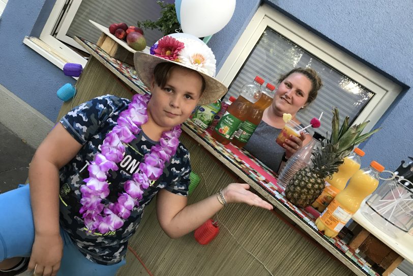 v.l. Phillip Kreutzer und Meike Müller an der Kinder-Cocktail-Bar - Falken Sommerferien-Programm.