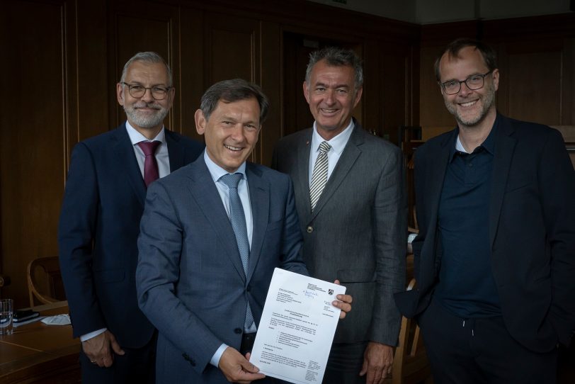 v.l. Prof. Dr. Andreas Wytzisk-Arens (Präsident Hochschule Bochum), OB Frank Dudda, Jochen Drescher (Kanzler FH Dortmund) und Prof. Dr. Bernd Kriegesmann (Präsident der Westfälischen Hochschule).