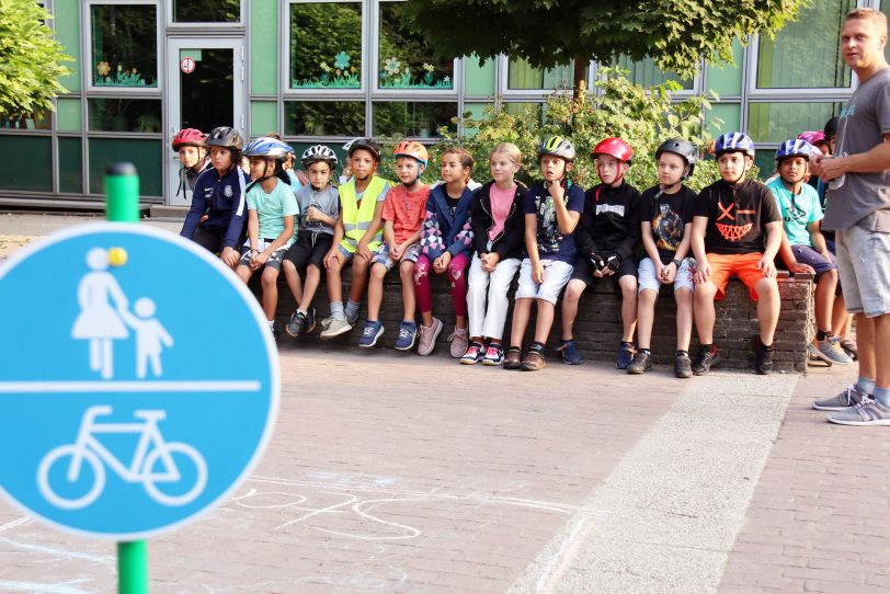 Schulanfangsaktion der Verkehrswacht Wanne-Eickel, der Polizei und den HCR an der Grundschule &quot;Schillerschule&quot;.