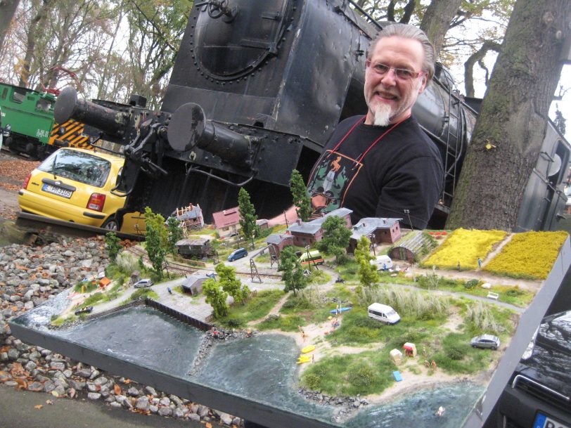 Mondritter Gerd Herzog mit dem ausgestellten Eisenbahn-Modell.