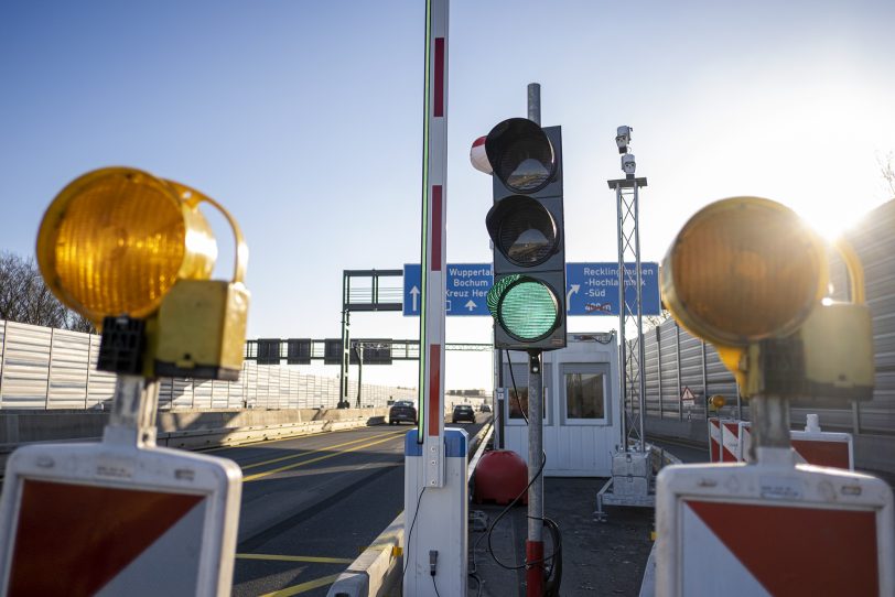 Sind die Fahrzeuge leichter als 3,5 Tonnen, bleibt die Ampel auf grün und die Schranke oben.