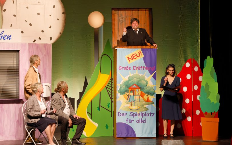 Ende gut, alles gut. „Die unendliche Baustelle“ vor Eislebens Eisdiele wird als Spielplatz wiedereröffnet.