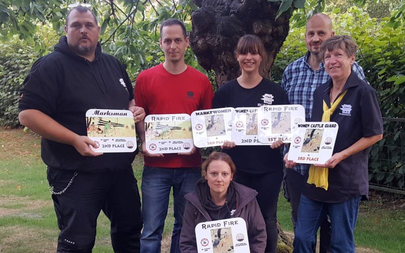 v.l. Marcus Bartsch,, Ryszard Fojcik, Veronica Dillmann, Ingrid Rösener Dirk Fromm (Kyujutsu Trainer bei Bushikan) Susanne Henkel kniend .