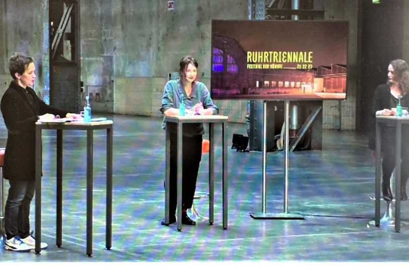 Barbara Frey (li) und ihre beiden leitenden Dramaturginnen Judith Gerstenberg und Barbara Eckle in der Jahrhunderthalle.