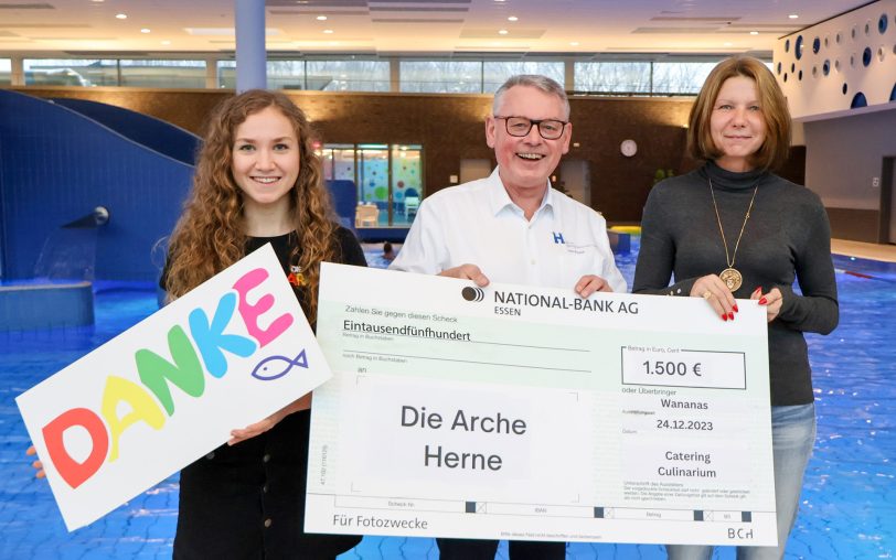 1.500 Euro, die Erlöse aus dem Hundeschwimmen 2023 im Südpool, wurden nun von Bäderchef Lothar Przybyl (Mitte) und Tatjana Schüle (re., neue Gastronomin des Südpool-Kiosk) an Darja Hemmes vom Kinderprojekt „Die Arche“ übergeben.