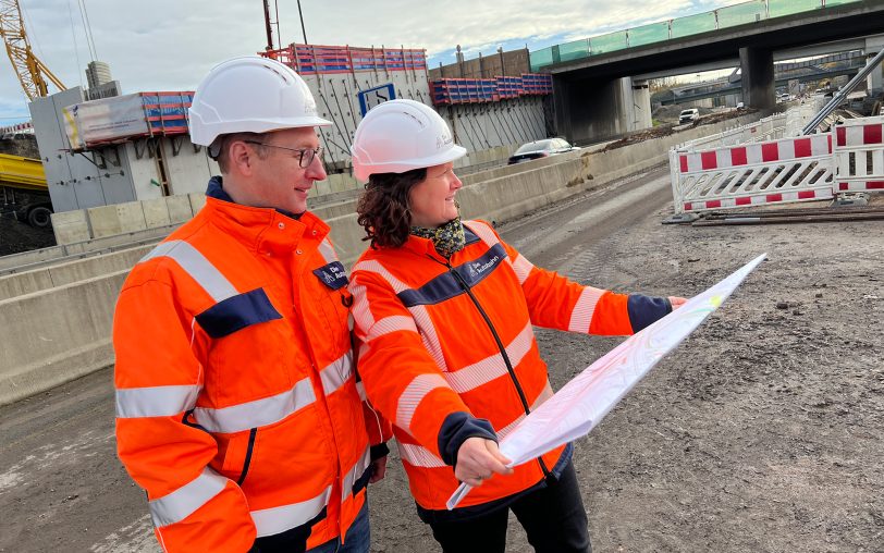 Projektleiterin Judith Beier-Tertel (li.) und ihr Kollege Tobias Harten begutachten die neuen Widerlager, auf welche während der Vollsperrung die Fertigteile aufgelegt werden.