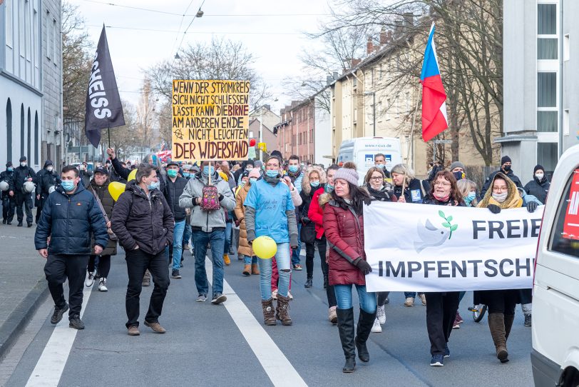 Große Demonstration: Rund 3.500 Impfgegner aus mehreren Ruhrgebietsstädten haben sich am Sonntag (06.03.2022) zu einer Protestveranstaltung auf dem Cranger Kirmes-Platz versammelt. Die Teilnehmenden zogen von dort durch die Wanner Innenstadt.