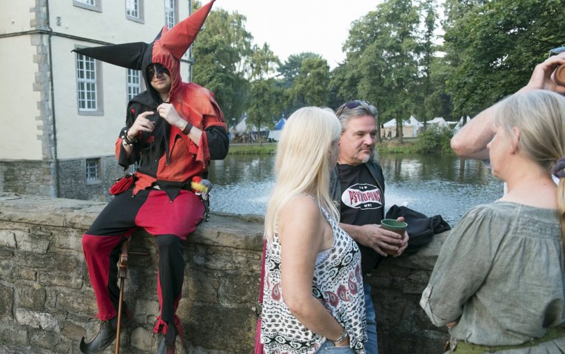 Gaukler und Besucher des Mittelalter-Spektakels im Schloss Strünkede.