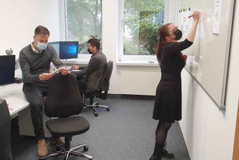 Nutzten den PC-Raum von SQuArE v.l. Prof. Dr. Volker Helm (Forschung und Transfer), Orhan Aydemir (Student der Wirtschaftsinformatik) und Rebekka Schult (Wissenschaftliche Mitarbeiterin).