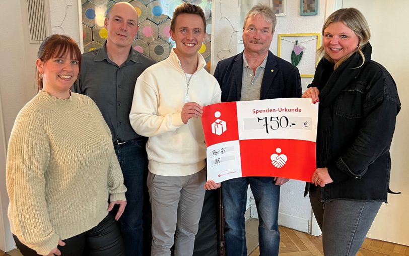 Bei der Scheckübergabe in der Kinderwohngruppe Villa Dorn (v.l.): Jessica Mahlinger (Jugendtrainerin TV Börnig-Sodingen, TBS), Marcus Greff (Geschäftsführer TBS), TBS-Übungsleiter Kristopher Tischler, Peter Achilles (1. Vorsitzender TBS) und Agnes Neumann (PLANB-Wohngruppenleitung)