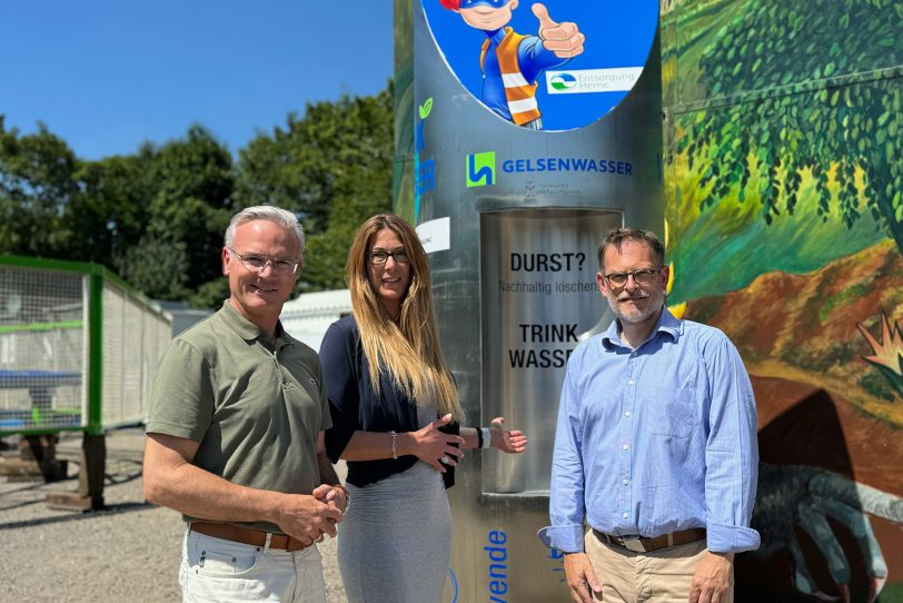 Testen die neuen Wasserspender auf dem Platz der Cranger Kirmes: v.l. Dr. Frank Burbulla, Stephanie Jordan und Carsten Sußmann.