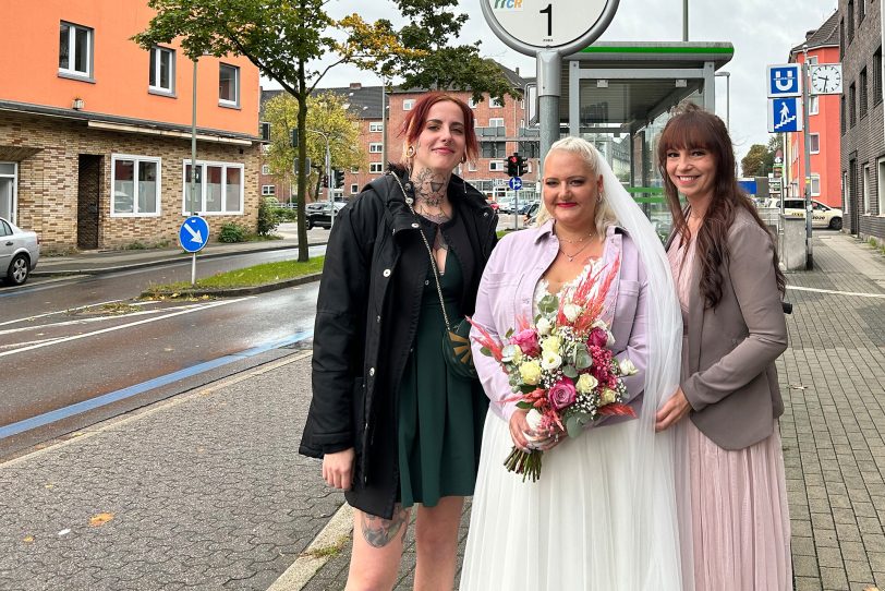 Davina (l.) und Lisa (r.) untersützten ihre Freundin bei ihrem großen Tag.