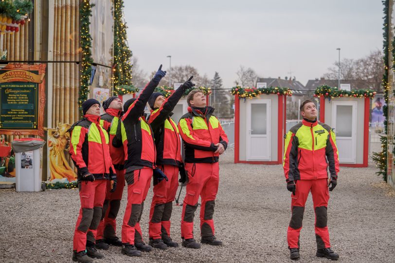 Üben eines Einsatzes der Höhenretter der Herner Feuerwehr am Mittwoch (14.12.2022) beim Riesenrad am Cranger Weihnachtszauber.