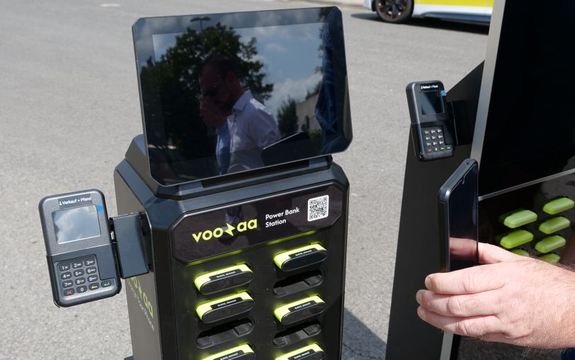 Eine Station mit den Schubfächern für die Powerbank, dem QR-Code sowie dem Bedienfeld für die Registrierung per Karte.