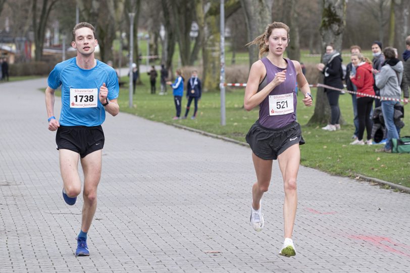 Der 43. Herner Silvesterlauf im Revierpark Gysenberg in Herne (NW), am Freitag (31.12.2021). Coronabedingt ohne Zuschauer und mit 2G.