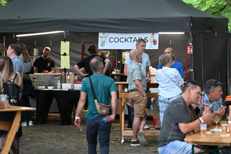 Palettenmöbel, Cocktailbar, Getränkestand und Foodtrucks für die Besucher des Festivals