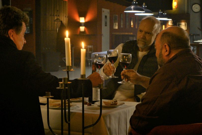 Eine Nacht in Helsinki: „Corona“-Wirt Heikki (Pertti Sveholm, r.) prostet Jussi (Timo Torikka, l.) und Risto (Kari Heiskanen) zu.