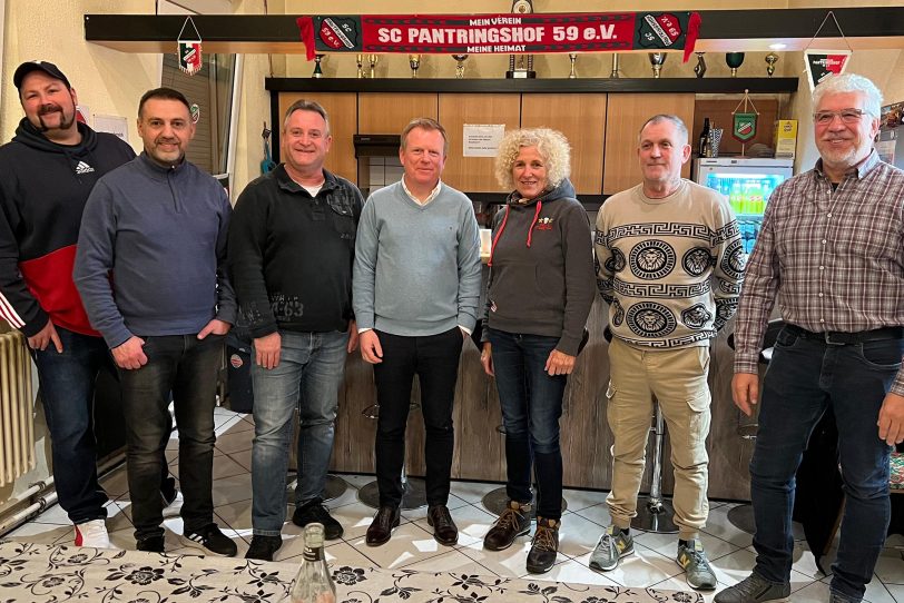 Freuen sich über den Austasuch (v.l.): Matthias Bluhm (Stadtverordneter), Mustafa Mokhtari (FC Marokko Herne), Detlev Biewald (Bezirksverordneter), Stadtrat Andreas Merkendorf, Gabriele Przybyl (Sportausschuss), Frank Ruschemeier (SC Pantringshof) und Dirk Schmies (SC Pantringshof).