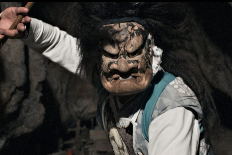Die Musiker treten bisweilen auch in traditionellen Masken auf.