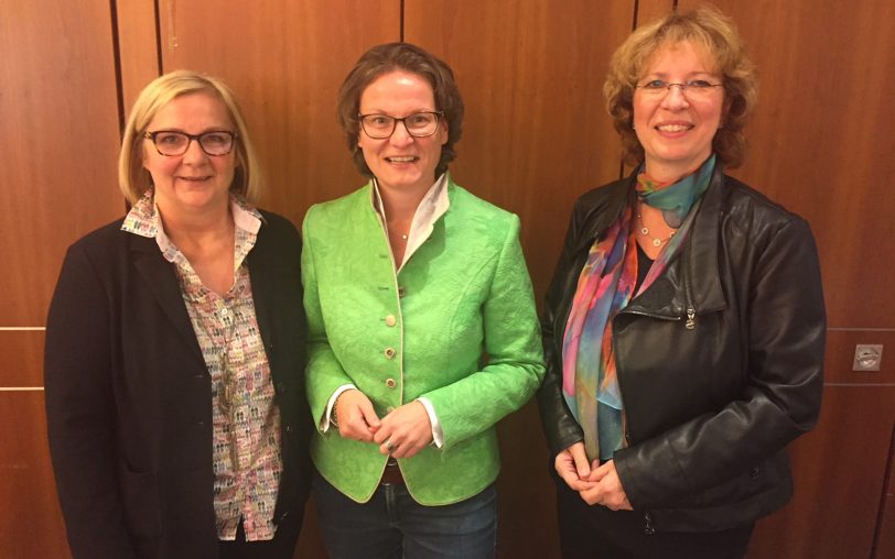 v.l. Andrea Oehler, Ina Scharrenbach, Bettina Szelag. (Archiv)