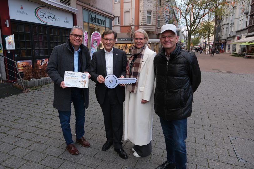 Die Bäckerei Brinker schlägt nach fast 3 Jahrzehnten ein neues Kapitel in Wanne-Eickel auf (v.l.): Dr. Dirk Drenk (Herne Business), OB Dr. Frank Dudda, Marlies Brinker und Brinker-Geschäftsführer Karl Brinker