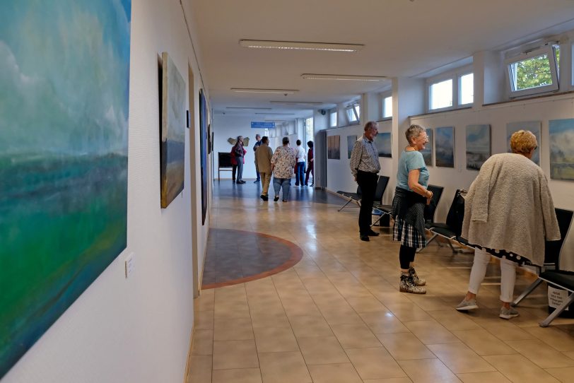 Besucher in der Ausstellung 'Horizonte'.