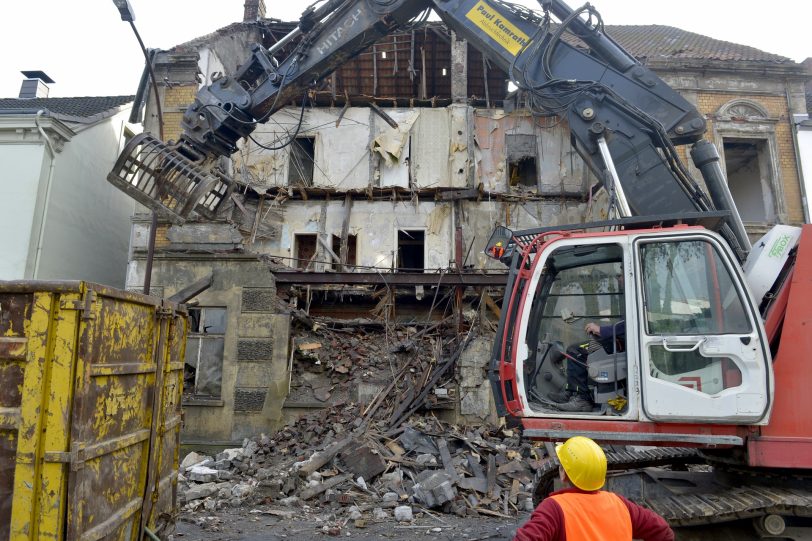 Die Schrott-Immobilie an der Eschstraße wird abgerissen.