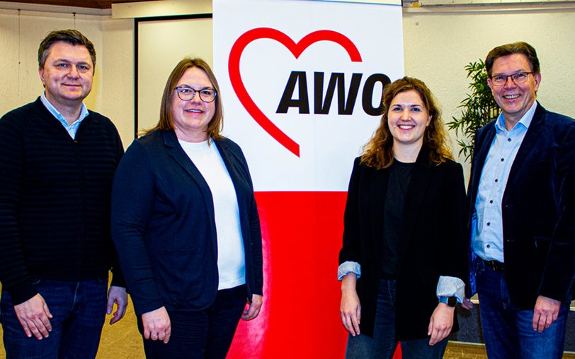 Bei der Übergabe der Spende der Vestischen ans AWO-Frauenhaus in Gelsenkirchen: (v. l.) Admir Bulic (Geschäftsführer AWO Unterbezirk Gelsenkirchen/Bottrop), Laura Holsten (Bereichsleiterin Gleichstellung & Weiterbildung AWO Unterbezirk Gelsenkirchen/Bottrop), Anna-Lena Karl (Aufsichtsrätin Vestische Straßenbahnen GmbH), Martin Schmidt (Geschäftsführer Vestische Straßenbahnen GmbH). Es fehlen aufgrund des Formats des mitgeschickten Fotos: Daniel Siebel (Vorsitzender des Ausschusses für Soziales und Arbeit Gelsenkirchen) und Andrea Henze (Sozialdezernentin Stadt Gelsenkirchen).