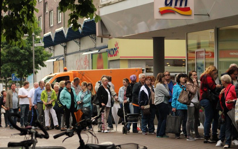 Schlange für die Crangepässe auf der Hauptstraße in Wanne.