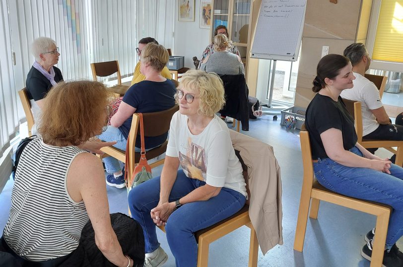 Gut vorbereitet ins Ehrenamt: Der neue Einführungskursus in die ambulante Sterbebegleitung beginnt am 22. Januar 2026 im Gemeindezentrum Herz Jesu. Anmeldungen sind ab sofort möglich.