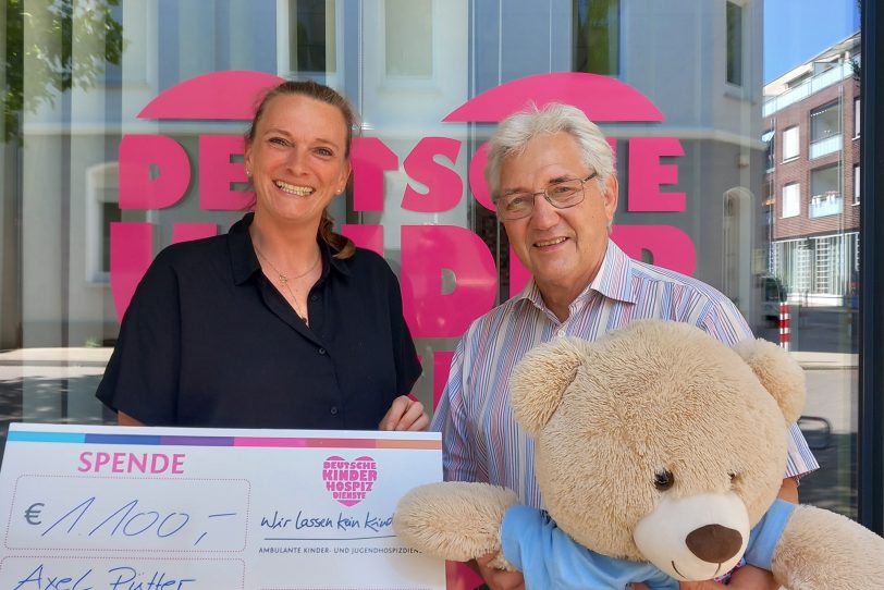 Nicole Voßeler (l.) von Bestattungen Fritz und Axel Pütter übergeben die Sopendensumme.