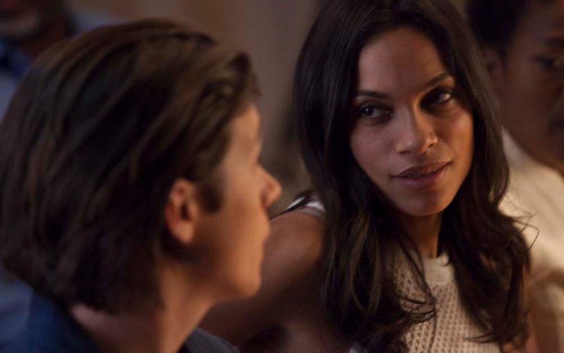 Taylor (Nick Robinson) und Krystal (Rosario Dawson).
