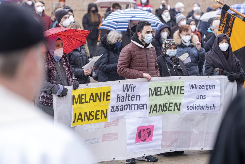 Friedensgebet an der Kreuzkirche in Herne (NW), am Samstag (22.01.2022). Seit einigen Wochen haben sich das Bündnis Herne, die Schirme gegen Rechts, die katholische Kirchengemeinde St. Dionysius, die Islamische Gemeinde Röhlinghausen und die evangelische Kreuz-Kirchengemeinde zusammengeschlossen, um ein Zeichen für ein solidarisches Miteinander in der Pandemie zu setzen und den Opfern der Pandemie zu gedenken.