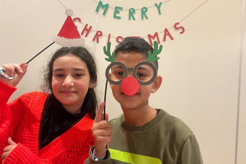Weihnachtsfeier 2023 der Arche mit rund 50 Kindern und Jugendlichen im Gemeindesaal der evangelischen Lutherkirche.