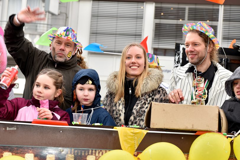 Der Rosenmontagszug am Robert-Brauner-Platz.