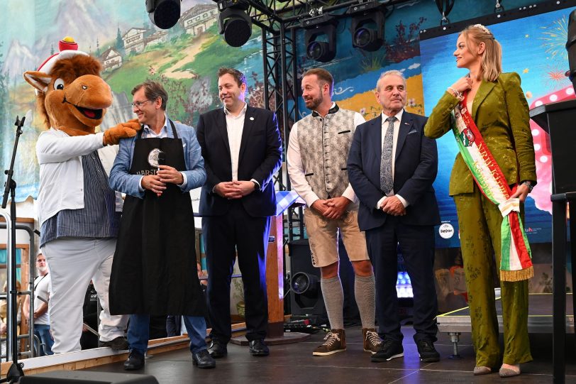 (v.l.) Kirmesmaskottchen Fritz, Frank Dudda, Lars Klingbeil, Jan Patrick Wolters, Albert Ritter, Kirmeskönigin Pauline Schäfer  Maite Kelly