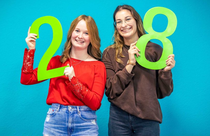 Zwei der 28 werdenden Hebammen, die am 01.09.2022 ihre Ausbildung begonnen haben.