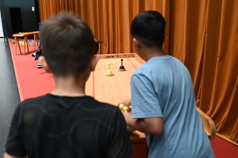 Spiele spielend erleben. Besucher nutzten die Möglichkeit, die verschiedenen Spiele auszuprobieren.