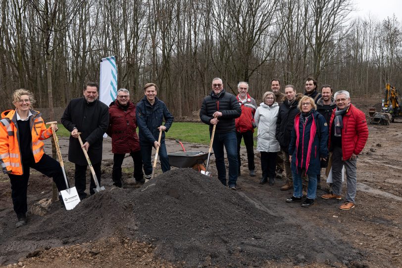 Petra Bartkowiak (RVR-Projektleiterin Zukunft und Heimat Revierparks 2020, li.) und Mitglieder der Bezirksvertretung Herne-Sodingen mit Bezirksbürgermeister Mathias Grunert (4.v.l.) und Geschäftsführer Lothar Przybyl (3.v.l.).